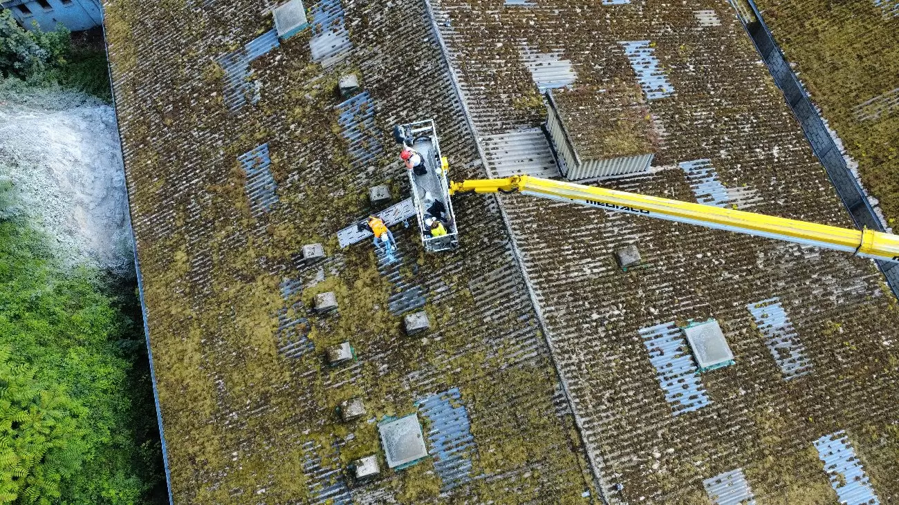 Intervention pour réparation bâtiment fibrociment à Canteleu Dépose et remplacement de tôles usagés pour un apport de lumière - Alizay