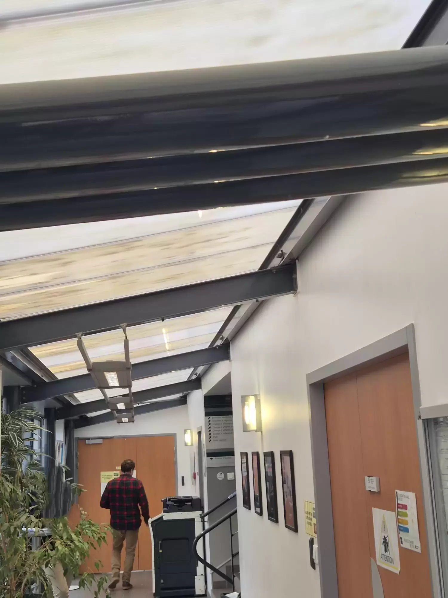 Couloir en verre translucide à remplacer sur Cherbourg Couloir en verre translucide à remplacer sur Cherbourg